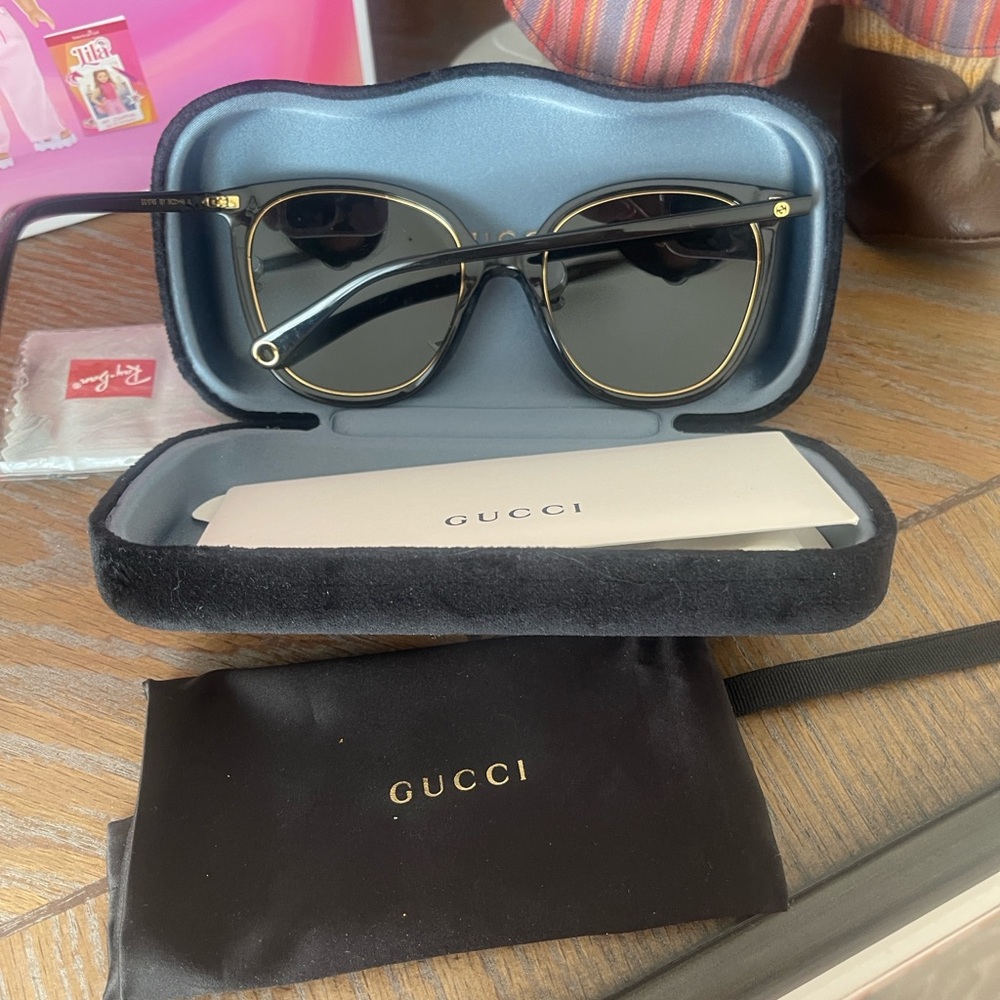 Gucci Black Sunglasses authentic with case dust bag and cloth - Picture 2 of 7